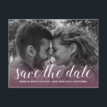 Elegante Script Save the Date Verlovingsfoto Aankondigingskaart<br><div class="desc">Deze rustieke save the date fotokaart heeft een elegante script en moderne typografie. De foto vervaagt naar een bordeauxrode achtergrond. U kunt deze save the date kaart gemakkelijk aanpassen met uw aankomende trouwdetails, uw verlovingsfoto en een persoonlijke boodschap op de achterkant. Als u hulp nodig hebt of bijpassende items wilt,...</div>