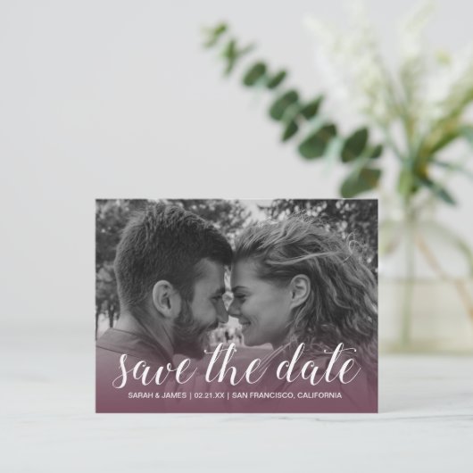 Elegante Script Save the Date Verlovingsfoto Aankondigingskaart (Staand voorkant)