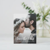 Elegante Script Save the Date Verlovingsfoto Aankondigingskaart (Staand voorkant)