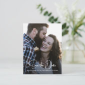 Elegante Script Save the Date Verlovingsfoto Aankondigingskaart (Staand voorkant)