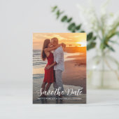 Elegante Script Save the Date Verlovingsfoto Aankondigingskaart (Staand voorkant)