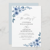 Elegante script stoffige blauwe bloemen bruiloft kaart (Voorkant / Achterkant)