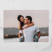 Elegante Script Trouwfoto Save the Date Goud Folie Uitnodiging (Achterkant)