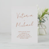Elegante Script Typografie Folie Bruiloft Uitnodiging (Staand Voorkant)