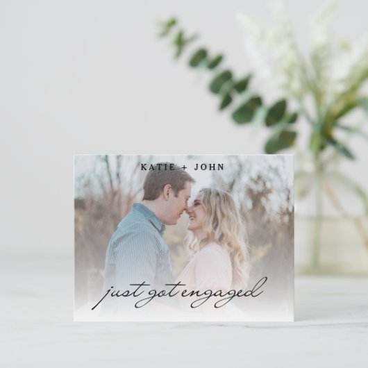 Elegante Script Verloving Foto Aankondiging (Staand voorkant)