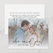 Elegante Script Zij Zei Ja Foto Verloofd Aankondigingskaart (Voorkant / Achterkant)