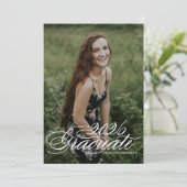 Elegante scriptie afstudeerfoto klas 2025 aankondiging (Staand voorkant)