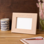 Elegante scriptnamen en trouwdatum foto gegraveerde lijstjes<br><div class="desc">Toon je favoriete trouwfoto met dit eenvoudige,  elegante lijst. Pas aan met de namen van het paar boven de foto in klassiek scriptlettertype en de trouwdatum hieronder.</div>