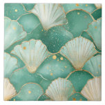 Elegante Seashell & Gold Coastal Keramische Tegel Tegeltje<br><div class="desc">Breng de rustige schoonheid van de oceaan in uw huis met deze luxe keramische tegel met een op waterverf geïnspireerd zeeschelpenpatroon. Het ontwerp toont zachte zeeschuimgreens, turquoise en aquatonen, subtiel geaccentueerd met glinsterende gouden contouren en subtiele spatten, die de vredige charme van een tropische kust oproepen. Elke tegel voelt aan...</div>