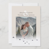 Elegante serene groene berglandschap bruiloft kaart (Achterkant)