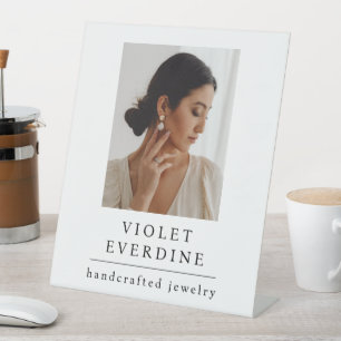 Elegante sieraden ontwerper promotiebanner reclamebord met voetstuk