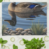 Elegante sierlijke Mallard op rustige landvijver Theedoek (Gevouwen)