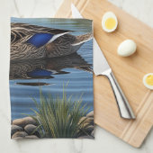 Elegante sierlijke Mallard op rustige landvijver Theedoek (Quarter Fold)