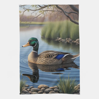 Elegante sierlijke Mallard op rustige landvijver Theedoek