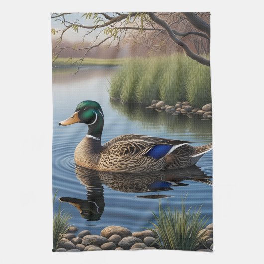 Elegante sierlijke Mallard op rustige landvijver Theedoek (Verticaal)