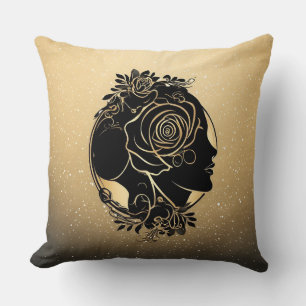 Elegante Silhouette van een Vrouw met Bloemmotieve Kussen