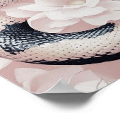 Elegante slang opgerold te midden van zachte bloei poster (Hoek)