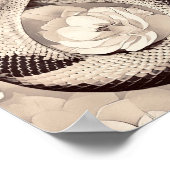 Elegante slang opgerold te midden van zachte bloei poster (Hoek)