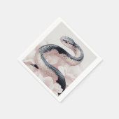 Elegante slang opgerold te midden van zachte bloei servet (Hoek)