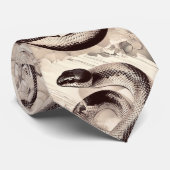 Elegante slang opgerold te midden van zachte bloei stropdas (Opgerold)