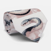 Elegante slang opgerold te midden van zachte bloei stropdas (Opgerold)