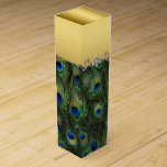 Elegante smaragdgroene Royal Blue en Gold Peacock Wijn Geschenkdoos<br><div class="desc">Elegante smaragdgroene en koninklijk blauwe pauw veer wijndozen. U kunt deze prachtige wijnbox met pauwenveren aanpassen door tekst toe te voegen in de lettertypestijl van uw keuze.</div>