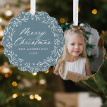 Elegante sneeuwvlok krans ijsblauw foto Kerstmis Ornament Kaart<br><div class="desc">Elegante vakantiefoto ornament kaart met "Merry Christmas" in een wit kalligrafiescript omgeven door een krans van sneeuwvlokken en dennentakken op een matblauwe achtergrond. Personaliseer de voorkant van de ornament kaart door uw familienaam en het jaar toe te voegen. De achterkant van het papieren ornament is voorzien van uw favoriete familiefoto,...</div>