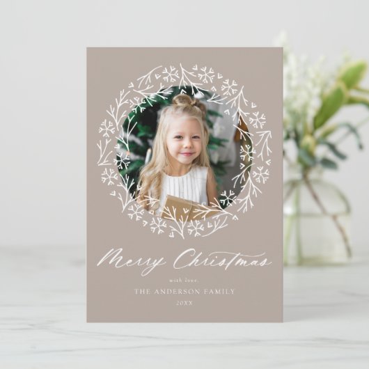 Elegante sneeuwvlok krans Taupe foto Feestdagenkaart (Staand voorkant)