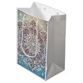 Elegante sneeuwvlok Mandala in Frosty Hues Medium Cadeauzakje (Voorkant Gekanteld)