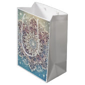 Elegante sneeuwvlok Mandala in Frosty Hues Medium Cadeauzakje (Achterkant Gekanteld)