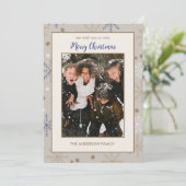 Elegante sneeuwvlok patroon beige familie foto feestdagenkaart (Staand voorkant)