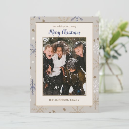 Elegante sneeuwvlok patroon beige familie foto feestdagenkaart (Staand voorkant)