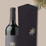 Elegante Sneeuwvlok Wijn geschenkdoos<br><div class="desc">Verhoog uw vakantiegeschenk met onze Elegante Snowflake Wine Gift Box. Deze prachtige doos heeft een boeiend ontwerp van geborstelde metalen champagne sneeuwvlokken tegen een rijke donkere achtergrond op zowel de voor- als achterkant, waardoor een prachtige presentatie voor uw wijngeschenken ontstaat. Het elegante en feestelijke patroon voegt een vleugje seizoensgebonden charme...</div>