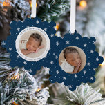 Elegante sneeuwvlokken Navy Baby's Eerste Kerstmis Ornament Kaart<br><div class="desc">Vier de eerste kerstdagen van uw baby met vrienden en familie met onze Elegant Navy en White Snowflake baby's eerste kerst ornament kaart. De voorkant van de kaart toont de foto van uw baby omgeven door een wit lijst met een marinewitte achtergrond met een sneeuwvlokpatroon. Personaliseer de voorkant van de...</div>