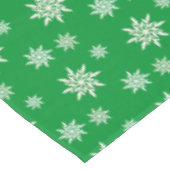 Elegante sneeuwvlokken op groen tafelkleed (Gekanteld)
