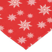 Elegante sneeuwvlokken op rood tafelkleed (Gekanteld)