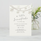 Elegante Sneeuwvlokken Winter Baby shower Invitati Kaart (Staand voorkant)
