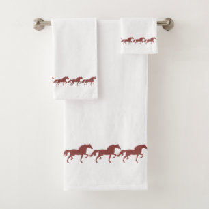 Elegante stijlvolle bruine paarden uit de baai op bad handdoek