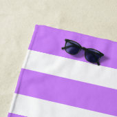 Elegante Stijlvolle Lavendel Gestreepte Monogram N Strandlaken (In situ)