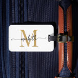 Elegante stijlvolle witte gouden monogram initiaal bagagelabel<br><div class="desc">Meisjesachtige stijlvolle moderne elegante witte en gouden monogram initiële naam script op maat gemaakte gepersonaliseerde bagage label. Dit ontwerp bevat een voornaam in een mooie met de hand geschreven zwiert lettertype kalligrafie (of typografie) met monogram beginletter, adresinfo in goud en zwart op witte achtergrond. Deze zijn gemakkelijk aan te passen....</div>