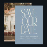 Elegante Stof Blauw Eenvoudig Modern Modieus Foto Save The Date<br><div class="desc">Deel je spannend nieuws met deze moderne minimalistische Save Our Date kaart, met een opvallende typografie op een zachte blauwe voorkant en je favoriete foto op de achterkant. Beschikbaar als downloadbare of gedrukte optie, is deze kaart perfect voor koppels die stijl en personalisatie willen combineren. Voeg je namen, trouwdatum, locatie...</div>