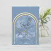 Elegante Stof Blauw Marmer Gouden Boog Trouw Uitno Kaart (Staand voorkant)