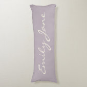 Elegante Stof Lilac Handgeschreven Script Naam Cus Lichaamskussen (Voorkant Verticaal)