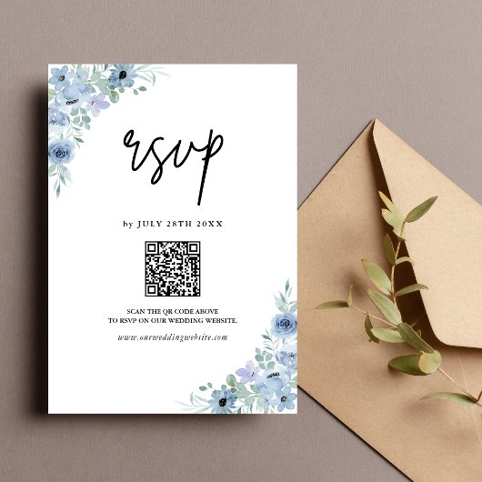 Elegante Stofblauwe Bloem QR Code Bruiloft RSVP Kaartje