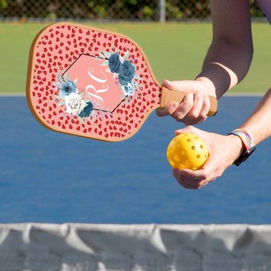 Elegante Stofblauwe Bloem & Rode Harten Monogram Pickleball Paddle (Insitu)