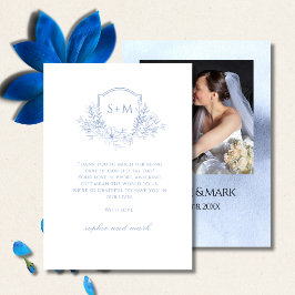 Elegante Stofblauwe Bloemige Monogram Wapen Huweli Bedankkaart