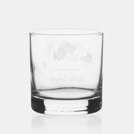 Elegante Stofblauwe Bloemrijke Script Bruids-Showe Whisky Glas (Achterkant)