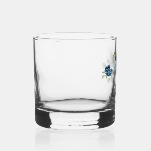 Elegante Stofblauwe Bloemrijke Script Bruids-Showe Whisky Glas (Rechts)