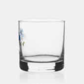 Elegante Stofblauwe Bloemrijke Script Bruiloft Fee Whisky Glas (Links)