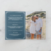 Elegante Stofblauwe en Witte Monogram Trouwkaart (Binnen)